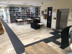 Percorso tattilo-plantare Biblioteca accessibile primo piano