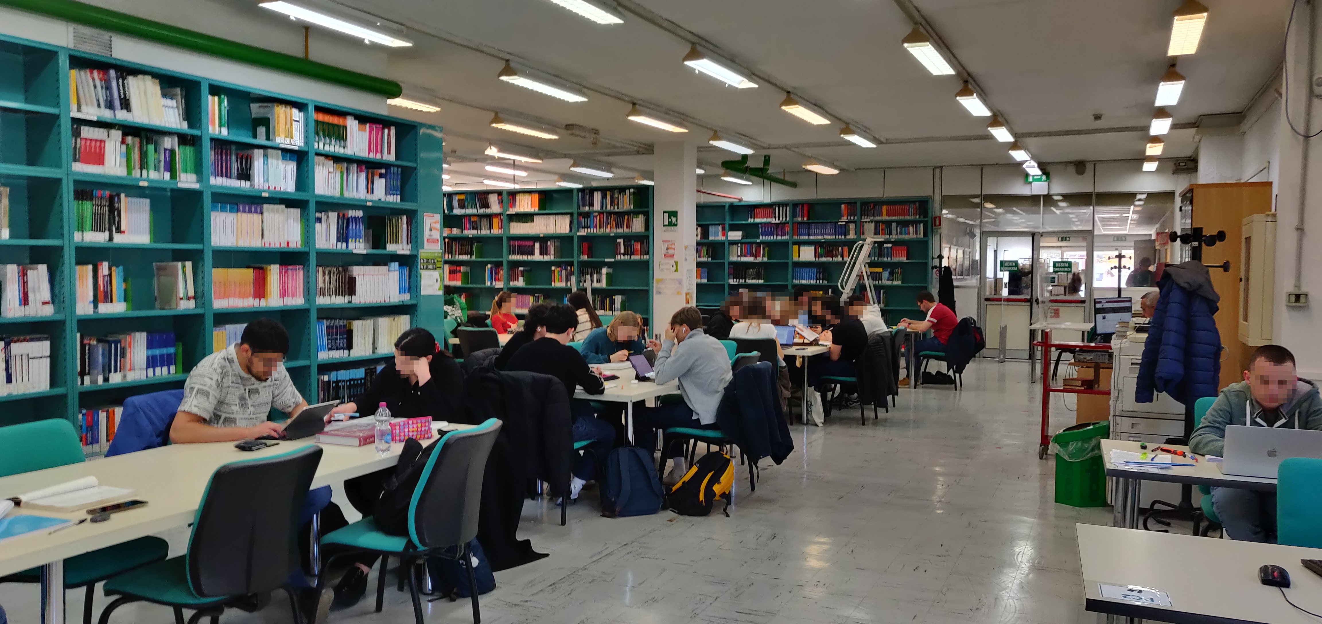 Sala lettura con scaffali e posti a sedere