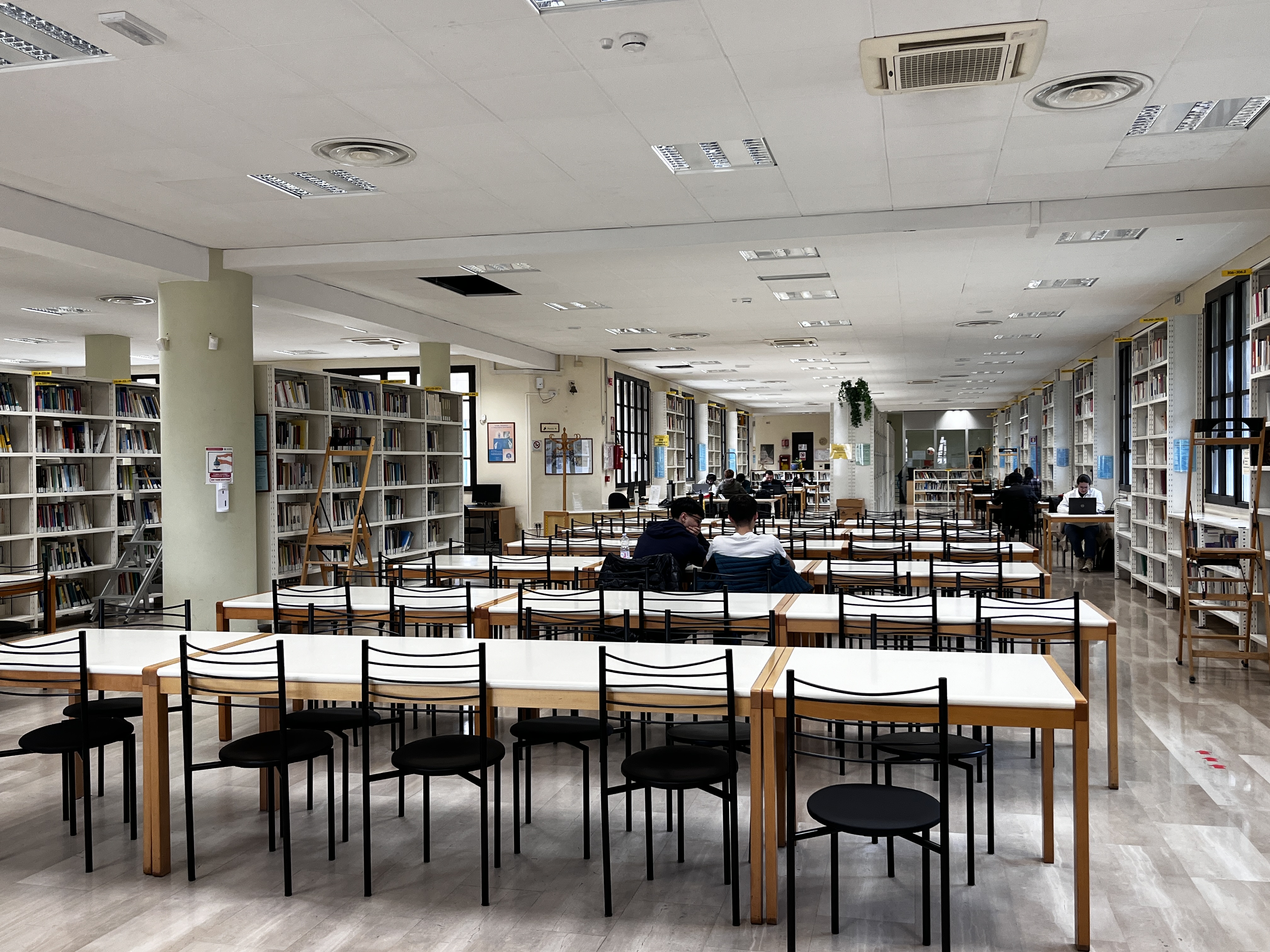 Biblioteca Pigliaru Sala principale primo piano