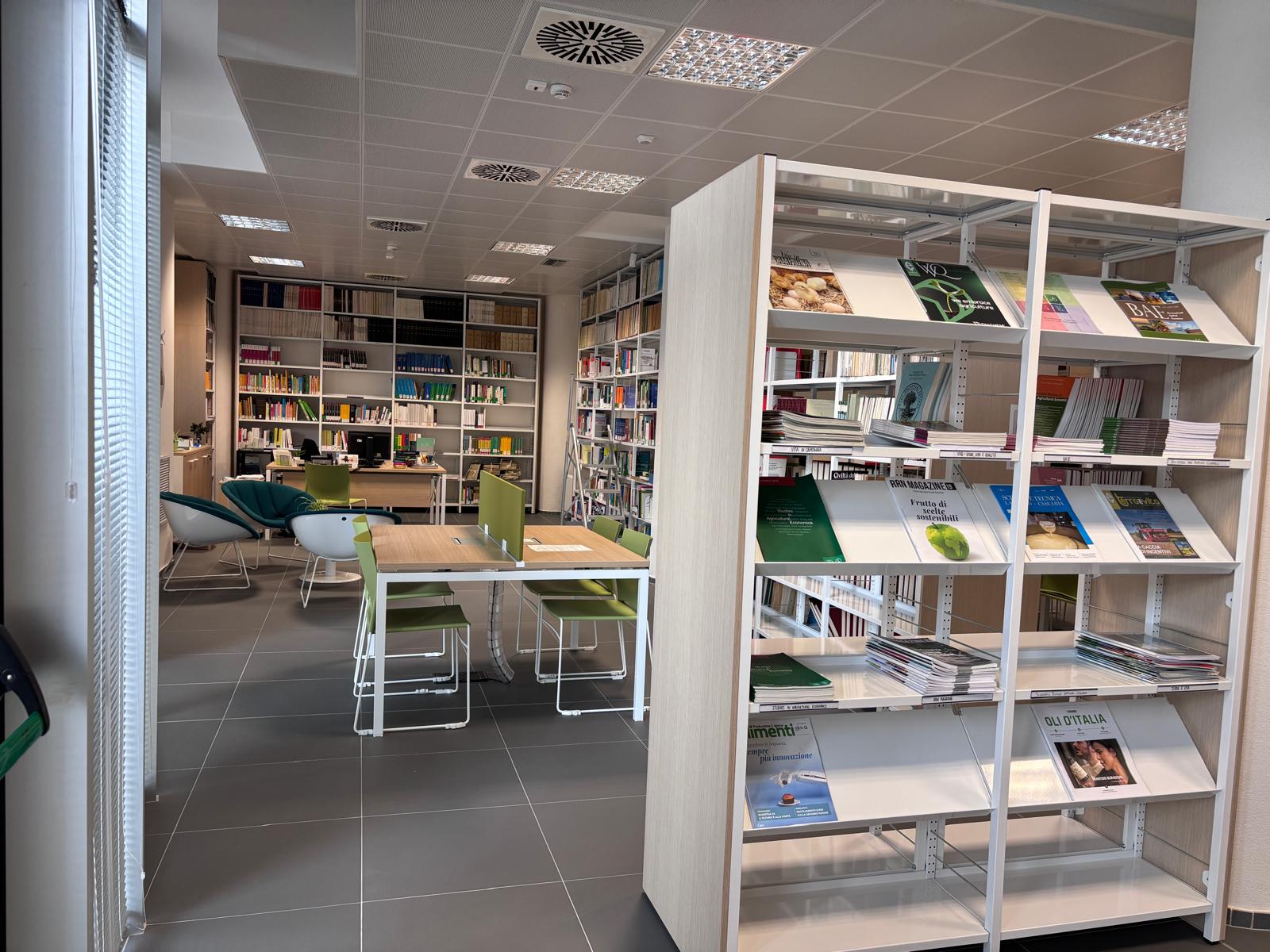 Sala lettura con scaffali e posti a sedere