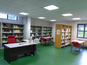 Sala lettura con scaffali e posti a sedere