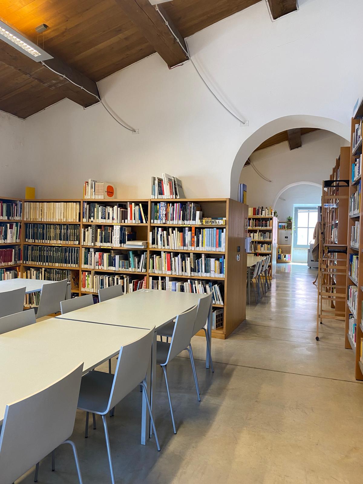 Scaffali e posti a sedere