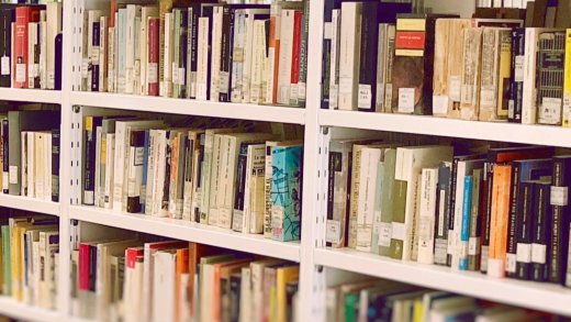 Scaffale con libri