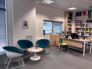 Postazione del bibliotecario e poltroncine a disposizione degli utenti